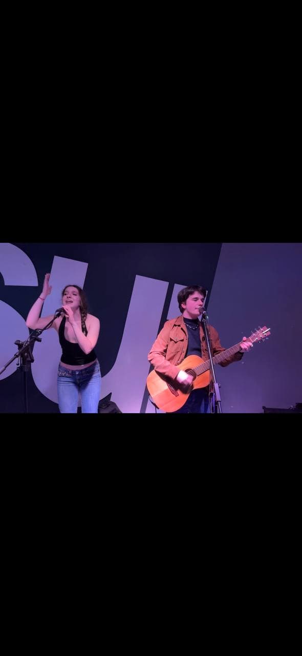 Yanna and the RTRDS live on stage